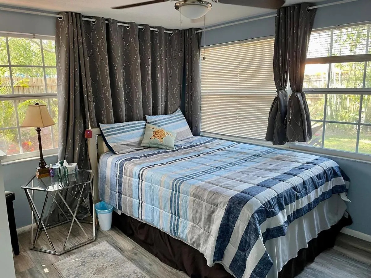 Gulfside Getaway - Beaches & Downtown Bradenton